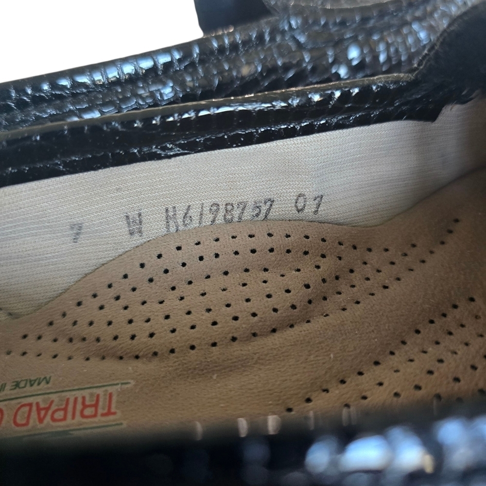 SAS Women's Textured Black Loafers - Picture 8 of 9